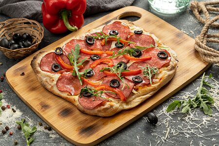Римская пицца с салями и сладким перцем
