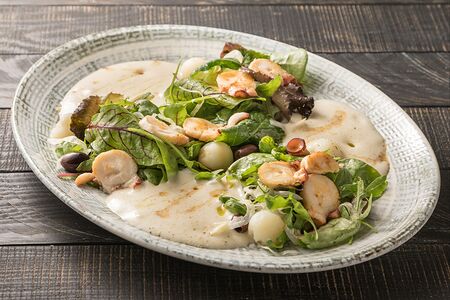 Осьминог, печеный картофель, зеленый салат и оливки