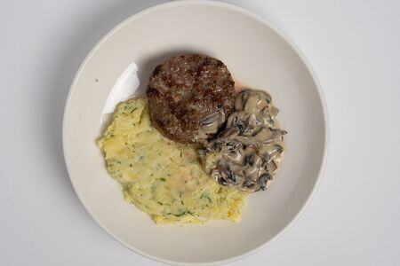 Говяжья котлета с толчёным картофелем