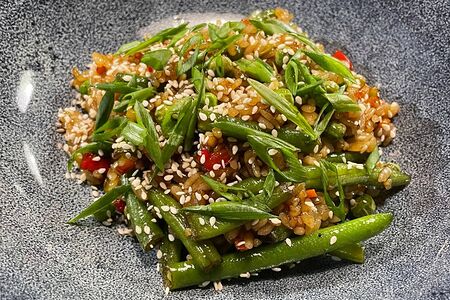 Жареный рис с овощами