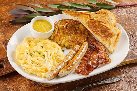 Сборный омлет с колбасками из филе индейки, хрустящим беконом и хашбрауном