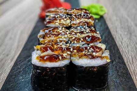 Ролл с угрем