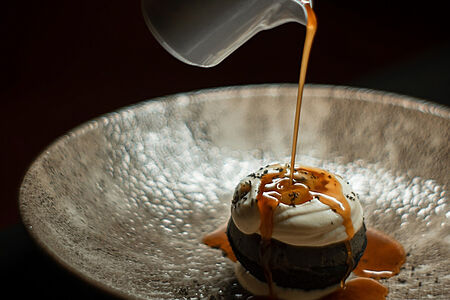 Угольное шу с карамелью и маракуйей