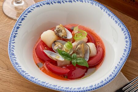 Томатный салат с морепродуктами