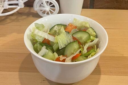 Салат из капусты, огурца, зелени