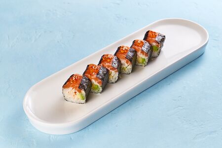 Ролл с авокадо, креветкой и крабом