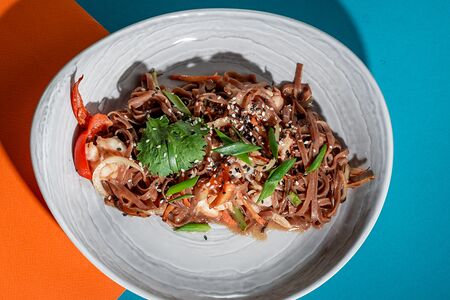 Wok с креветками и кальмарами в сливочном соусе