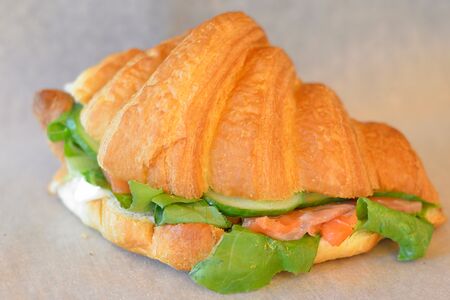 Круассан сэндвич с лососем