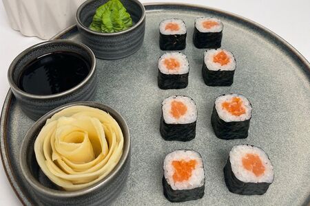 Ролл с лососем