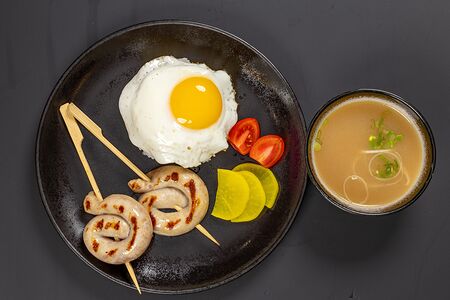 Ланч с куриными колбасками и глазуньей