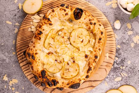 Пицца Груша с горгонзолой