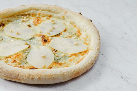 Пицца с грушей и горгонзолой