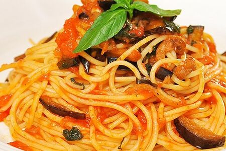Паста с печеным баклажаном и томатами