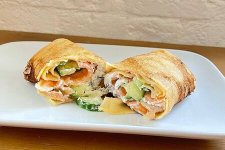 Блин с лососем, мягким сыром и огурцом