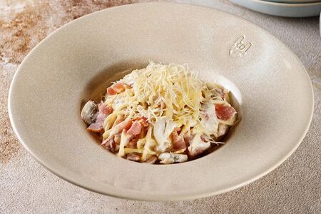 Спагетти с беконом и грибами