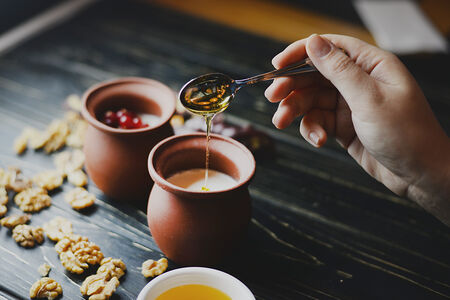 Мацони с медом и грецким орехом