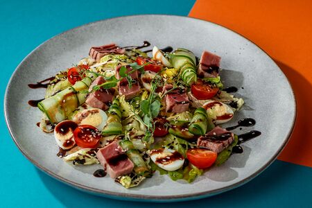 Салат с тунцом и кунжутной заправкой