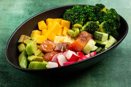 Кускус с лососем, авокадо и овощами