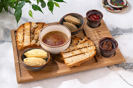 Ассорти паштетов из курицы, куриной печени и печени кролика