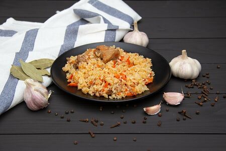 Плов с говядиной и помидорным салатом