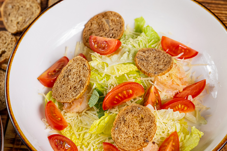 Салат Цезарь с креветками