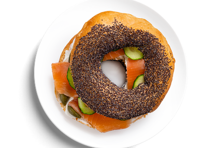 Бейгл с лососем и творожным сыром