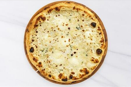 Сырный соус, горгонзолла, моцарелла, копченная скаморца, пармезан