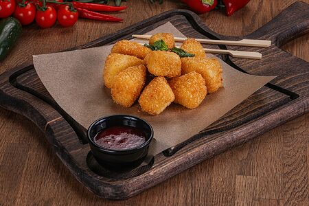 Сыр Камамбер на углях в вишнёвом соусе