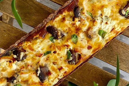 Киш с фермерской курочкой и грибочками на ржаной муке