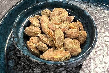 Соленый миндаль и васаби