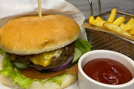 Бургер с сочной мясной котлетой, картофелем фри и томатным соусом