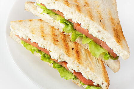 Сэндвич с копченым лососем Та