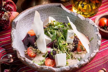 Салат с печеной свеклой и сыром фета