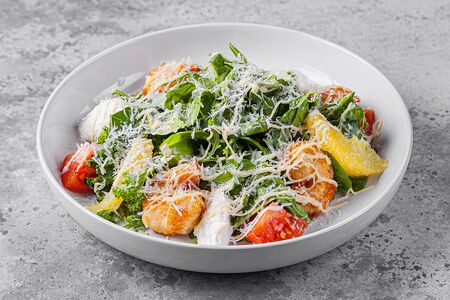 Салат с креветками и цитрусами