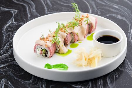 Ростбиф, огурец, томаты, айсберг, трюфельный соус