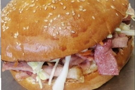 Большой бургер с ветчиной и сыром