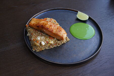 Стейк из лосося с рисом и соусом терияки