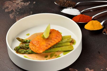 Рулет из семги со спаржей