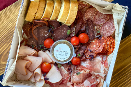 Плато мясных деликатесов, М