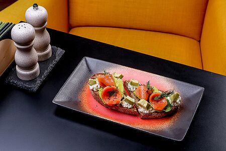 Брускетта с лососем и авокадо