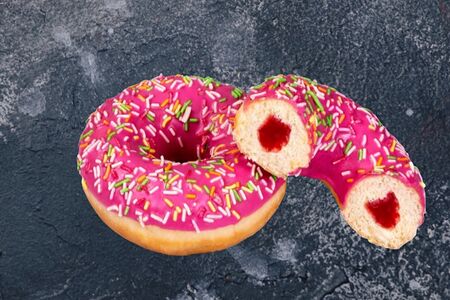 Донат с клубничной начинкой