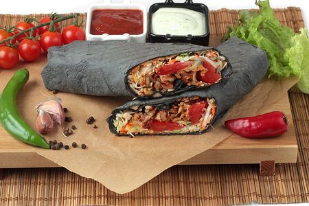 Шаурма Супергигант с курицей в черном лаваше