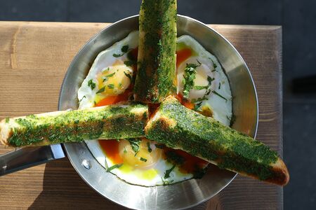 Яичница в томатном соусе с хрустящим багетом