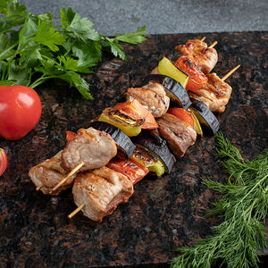 Cвинoй шашлык на шпажках