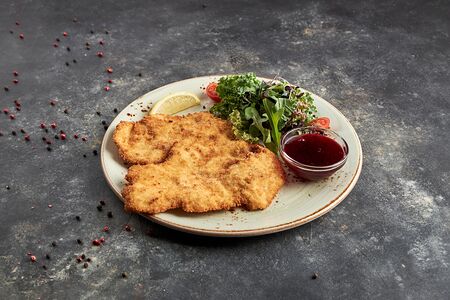 Шницель из индейки с брусничным соусом