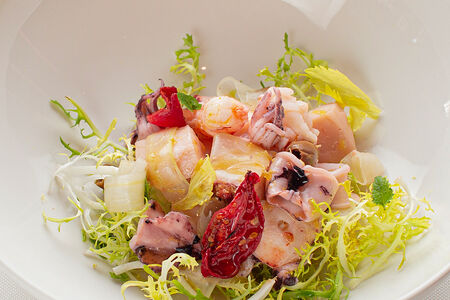 Салат из морепродуктов с сельдереем, маслинами и лимоном