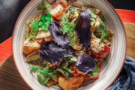 Овощной салат по-грузински с ореховым соусом