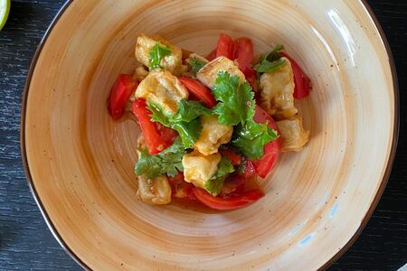 Салат с хрустящими баклажанами, помидорами, арахисом с азиатской заправкой