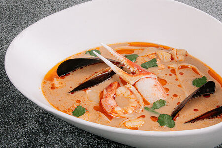 Острый суп с крабом, морепродуктами и рисовой лапшой