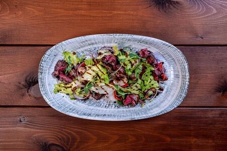 Салат с ростбифом